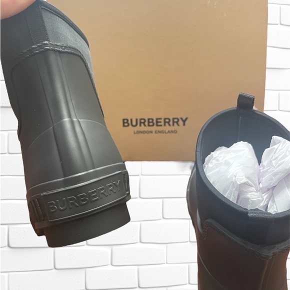Burberry Flinton Vintage Check
Rubber Rain Boots Womens Black size 9